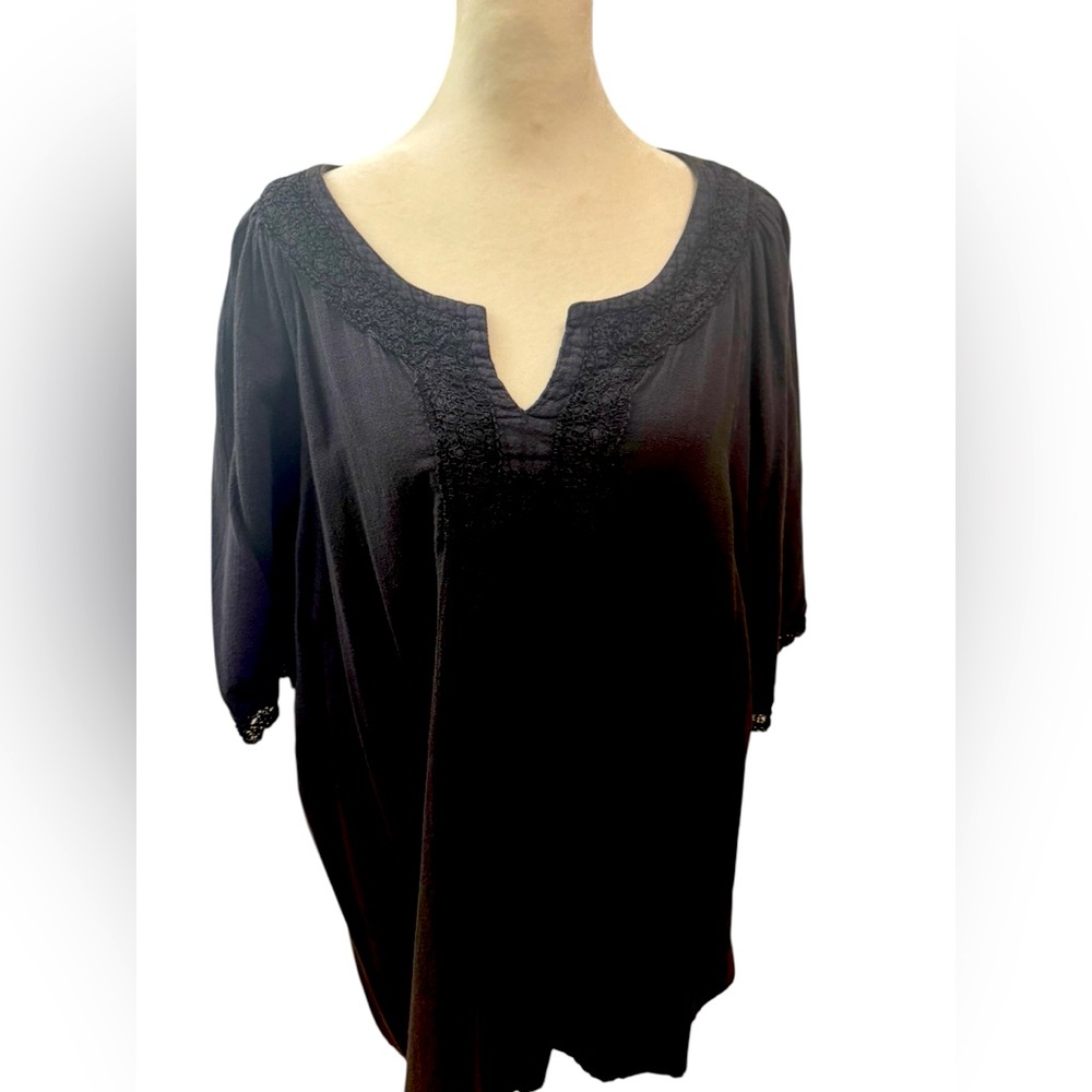 Dune cotton gauze split neck short sleeve tunic in black. Size 1X. Gently worn.